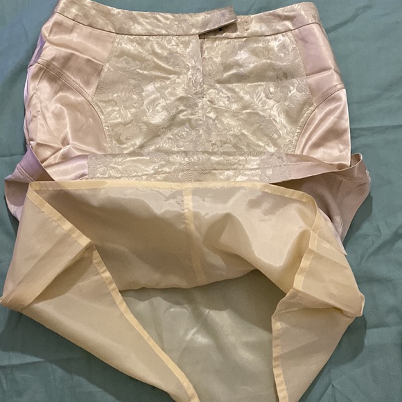 BattiBaleno Floral MIDI Skirt with missing hook at back - Picture 13 of 16